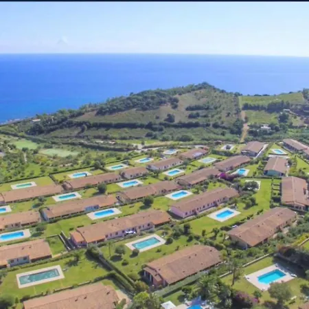 Holiday home Paradise - View, Pool & Parking, 200mt Sea